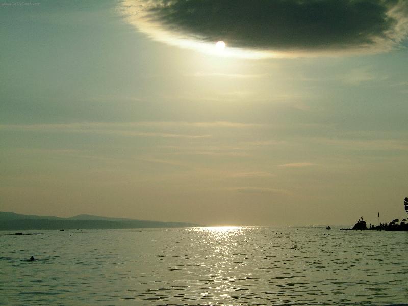 Foto: Zatm�n� slunce nad mo�em-Ba�ka Voda